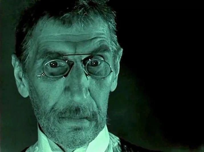 – Бонжур!–пропел Ипполит Матвеевич самому себе,спуская ноги с постели. Бонжур указывало на то,что Ипполит Матвеевич проснулся в добром расположении.Сказанное при пробуждении "гут морген" обычно значило,что печень пошаливает,что пятьдесят два года–не шутка и что погода нынче сырая