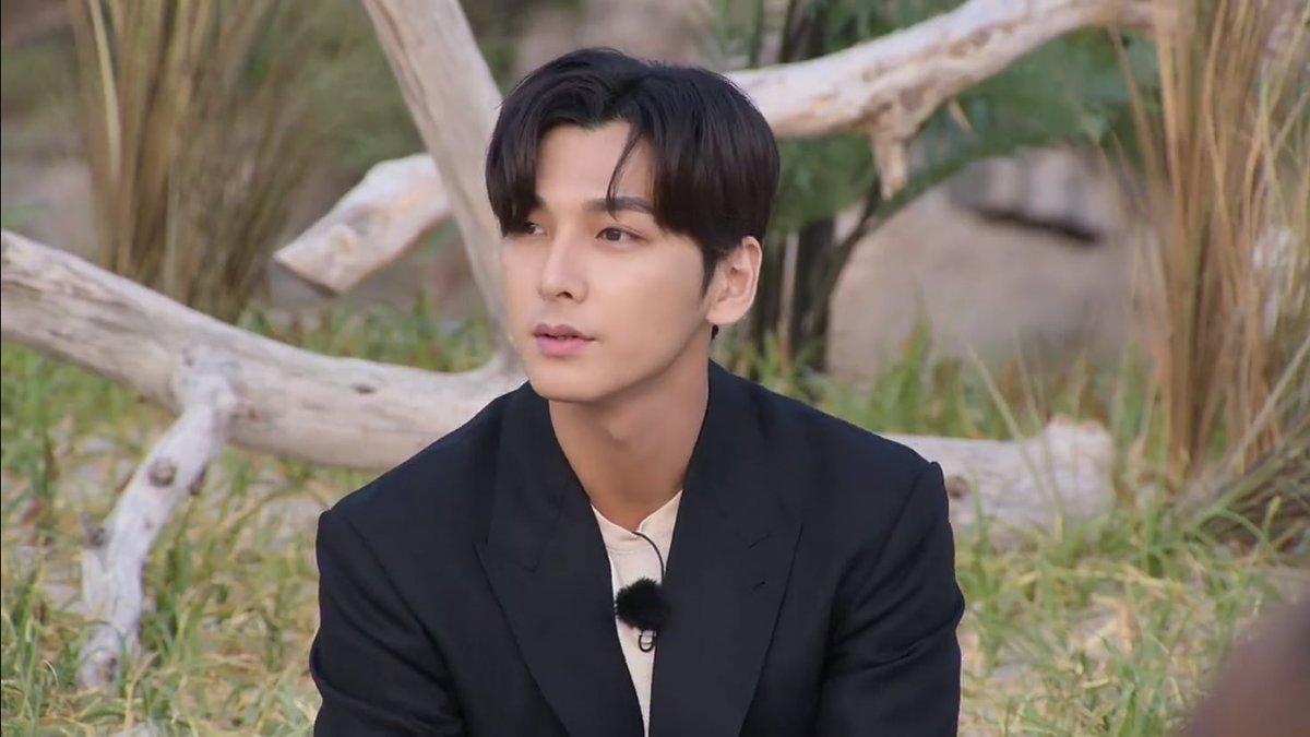 seoruons's tweet photo. i just found out he knows how to dance and used to study law. no way he's handsome, funny, talented, very loyal, and even smart???? that sounds very unreal now. what ever this man cannot do???  #SinglesInferno2 https://t.co/mQqMgJOub6