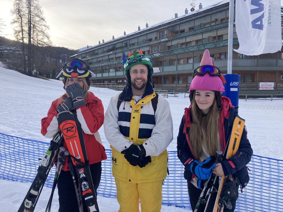 PcsAski's tweet photo. Hat wearers for the day. Serves them right for having over 23kg of luggage 😂👍⛷ https://t.co/2f3OHAzDP3