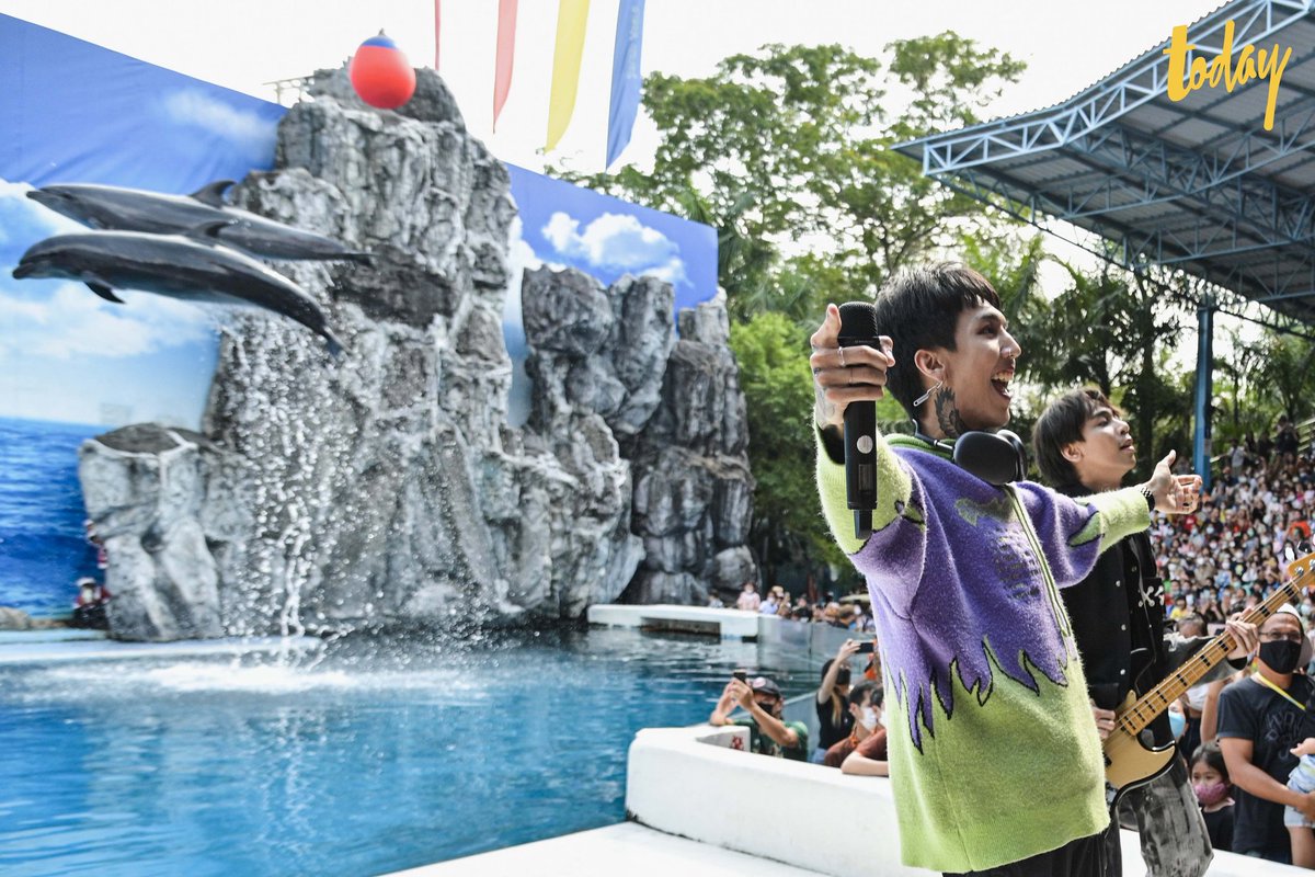 dearamada's tweet photo. ต้องเป็นงานวันเด็กในความทรงจำแน่นอน โคตรน่ารัก #ทรงอย่างแบด พร้อมโชว์โลมา🐬 เห็นข่าวบอกว่ามีน้องๆ หลายคนเข้าไปชมโชว์ด้านในไม่ได้ พี่ๆ #PaperPlanes เลยมาร้องให้ฟังอีกด้านหน้า ใส่ใจความรู้สึกน้องๆ มากเลย สมฉายาหัวหน้าแก๊งหรือพี่ของน้องวัยรุ่นฟันน้ำนม #วันเด็กแห่งชาติ https://t.co/6q3IdExbWr