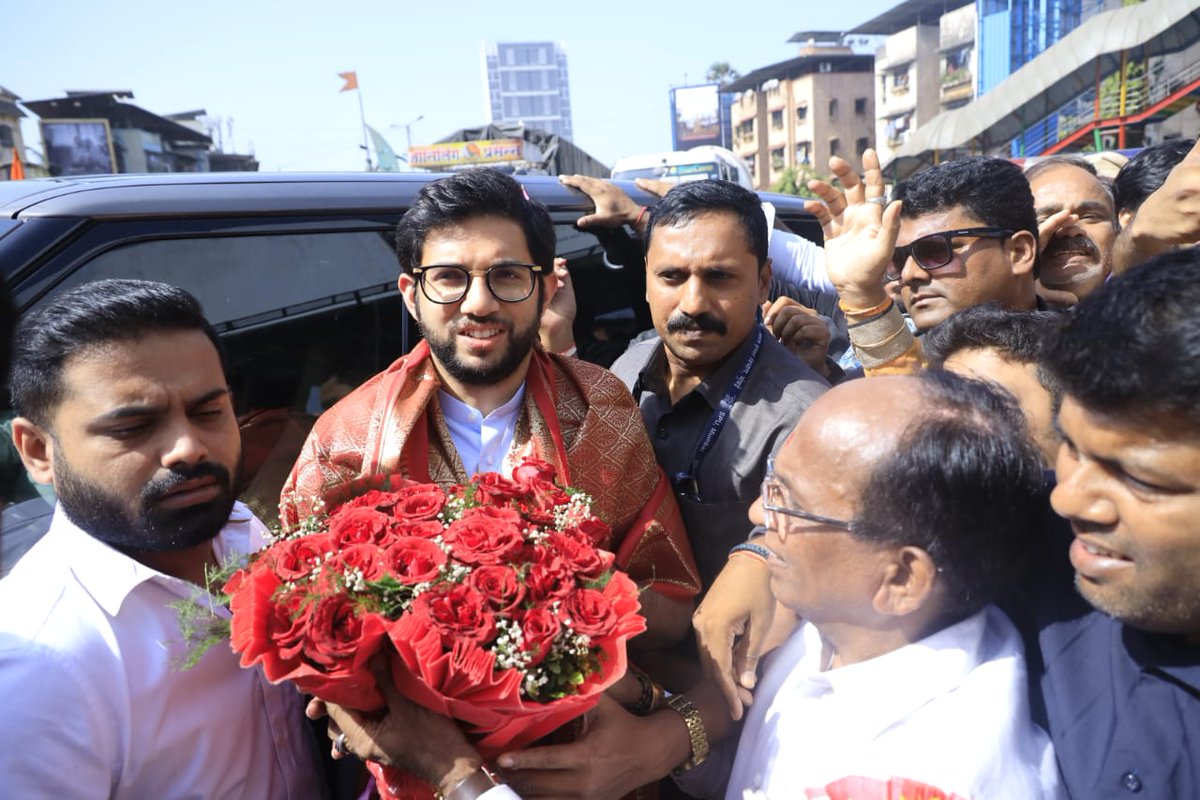 AUThackeray's tweet photo. ठाणे - नवी मुंबई दौऱ्यावर असताना ऐरोली विधानसभेत शिवसैनिकांची स्वागतपर भेट घेतली.अशीच शिवसेनेवर प्रेम करणारी माणसं नेहमी भेटत असतात,संवाद साधतात,संघटनेला उभारी देतात ! https://t.co/lUph3dZ2gv