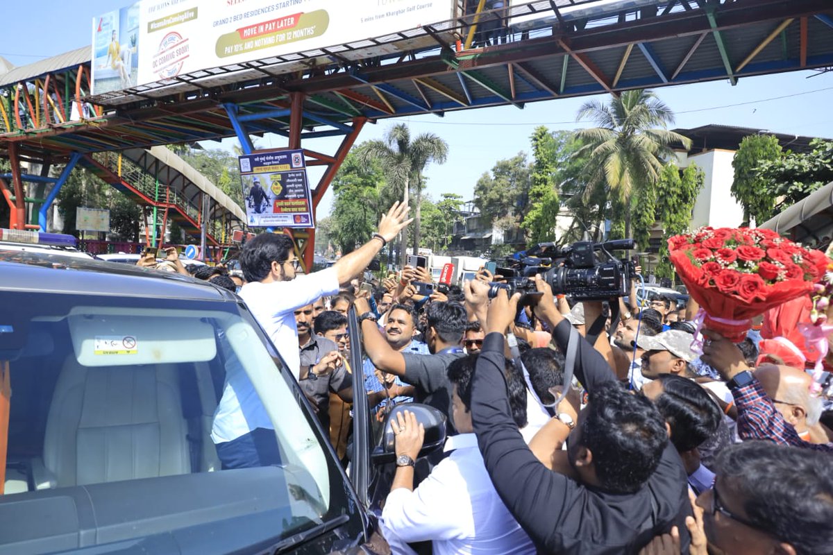 AUThackeray's tweet photo. ठाणे - नवी मुंबई दौऱ्यावर असताना ऐरोली विधानसभेत शिवसैनिकांची स्वागतपर भेट घेतली.अशीच शिवसेनेवर प्रेम करणारी माणसं नेहमी भेटत असतात,संवाद साधतात,संघटनेला उभारी देतात ! https://t.co/lUph3dZ2gv