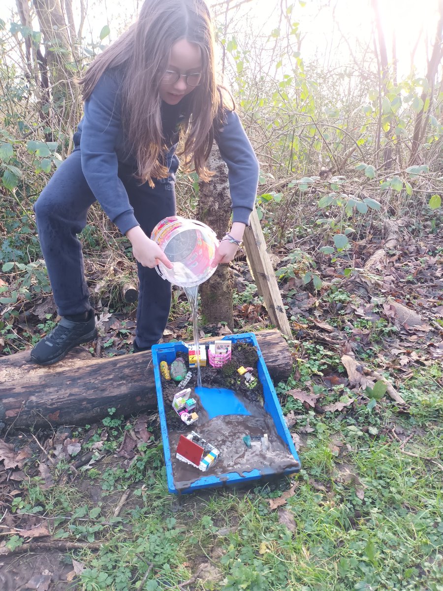 Hendrefoilan's tweet photo. What a great start to our new topic 'Origins', building rivers out of nature materials and exploring what happens to a river, its banks and the houses near by when it rains and storms! @DawnNaturedays inspired lesson! #hdfpEco #hdfpHum #hdfpSciTech https://t.co/HGXO76Sm3q