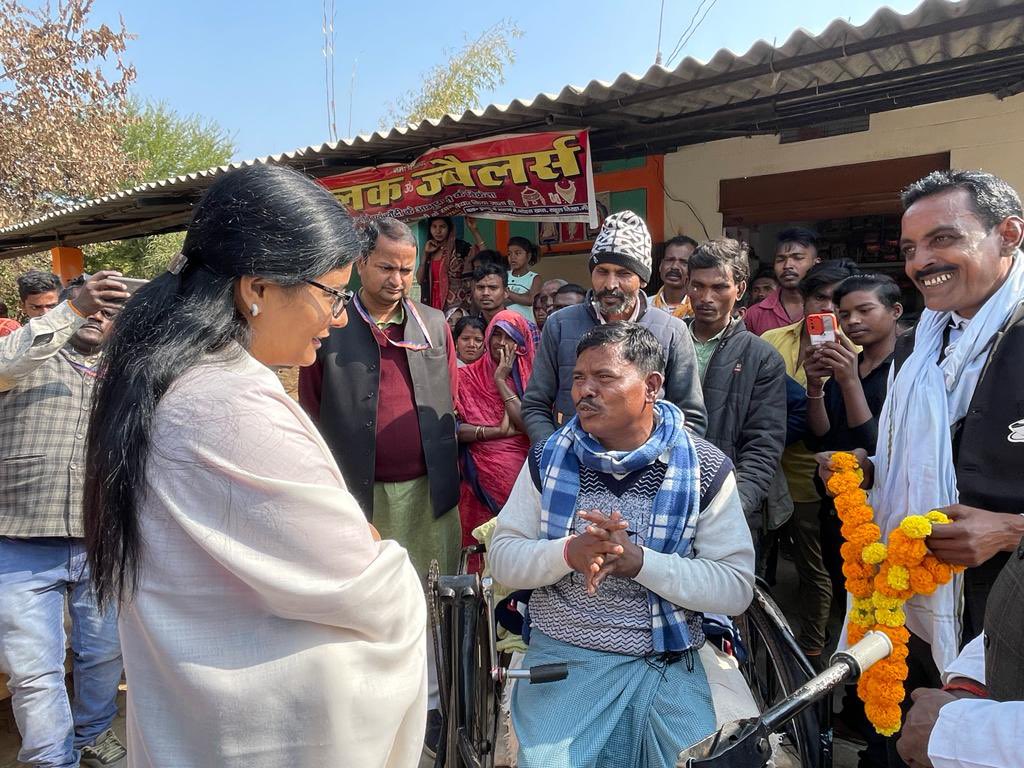 ग्रामसभा-पटेहरा, विकासखंड-पटेहरा, विधानसभा-मड़िहान, जनपद-मीरजापुर के निवासी श्री राज कुमार कोल सेक्टर अध्यक्ष <a href="/ApnaDalOfficial/">Apna Dal (S)</a> के आवास पर उनके परिवारजन एवं कार्यकर्तागण से शिष्टाचार भेंट करते हुए।