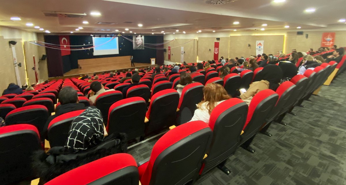BahcesehirGA's tweet photo. Bahçeşehir Koleji Okula Kabul Sınavı sürerken, İlköğretim Müdürümüz Süleyman SÜRMELİHİNDİ veli adaylarına eğitim sistemimiz ile ilgili bilgilendirme sunumunu gerçekleştirdi. 

#TercihinGeleceğinOlsun https://t.co/7hor2o0CPx