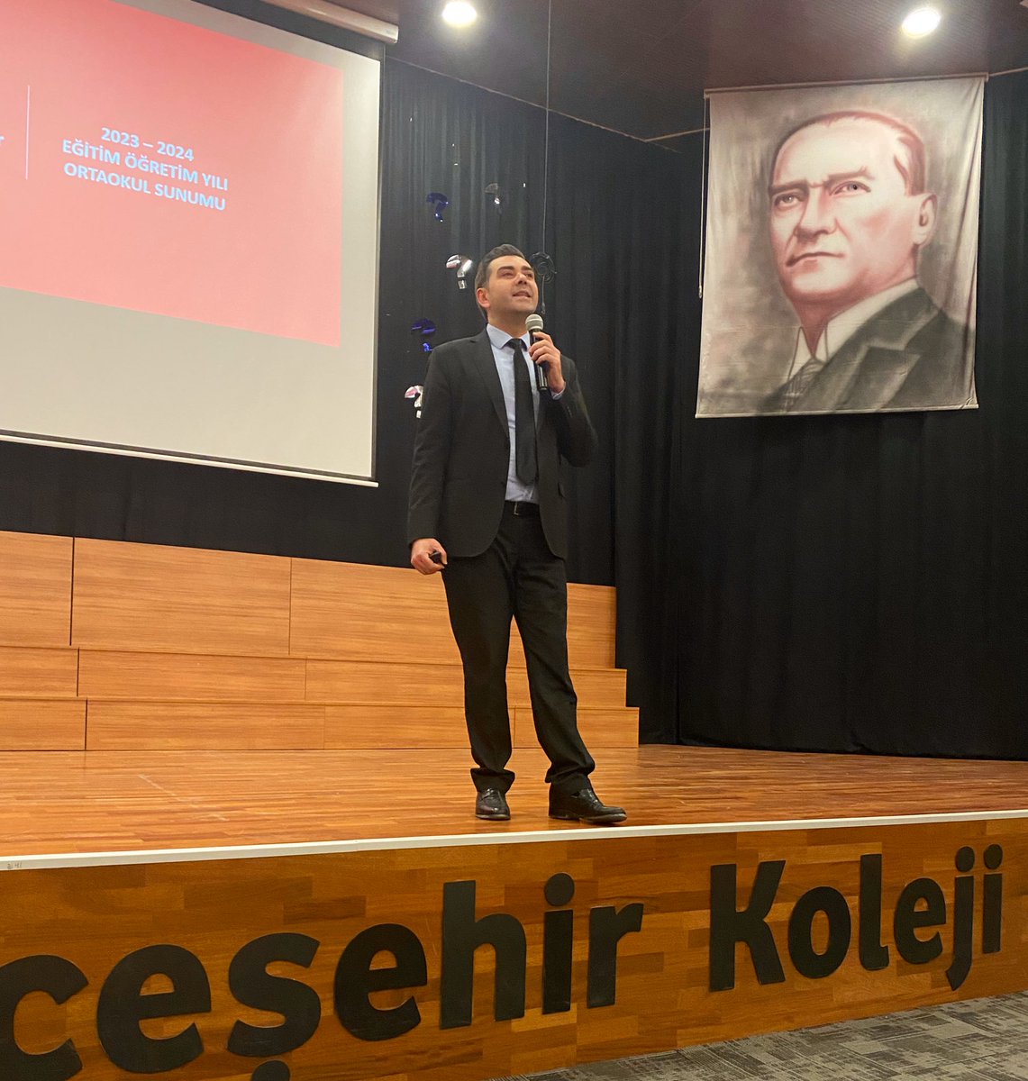 BahcesehirGA's tweet photo. Bahçeşehir Koleji Okula Kabul Sınavı sürerken, İlköğretim Müdürümüz Süleyman SÜRMELİHİNDİ veli adaylarına eğitim sistemimiz ile ilgili bilgilendirme sunumunu gerçekleştirdi. 

#TercihinGeleceğinOlsun https://t.co/7hor2o0CPx
