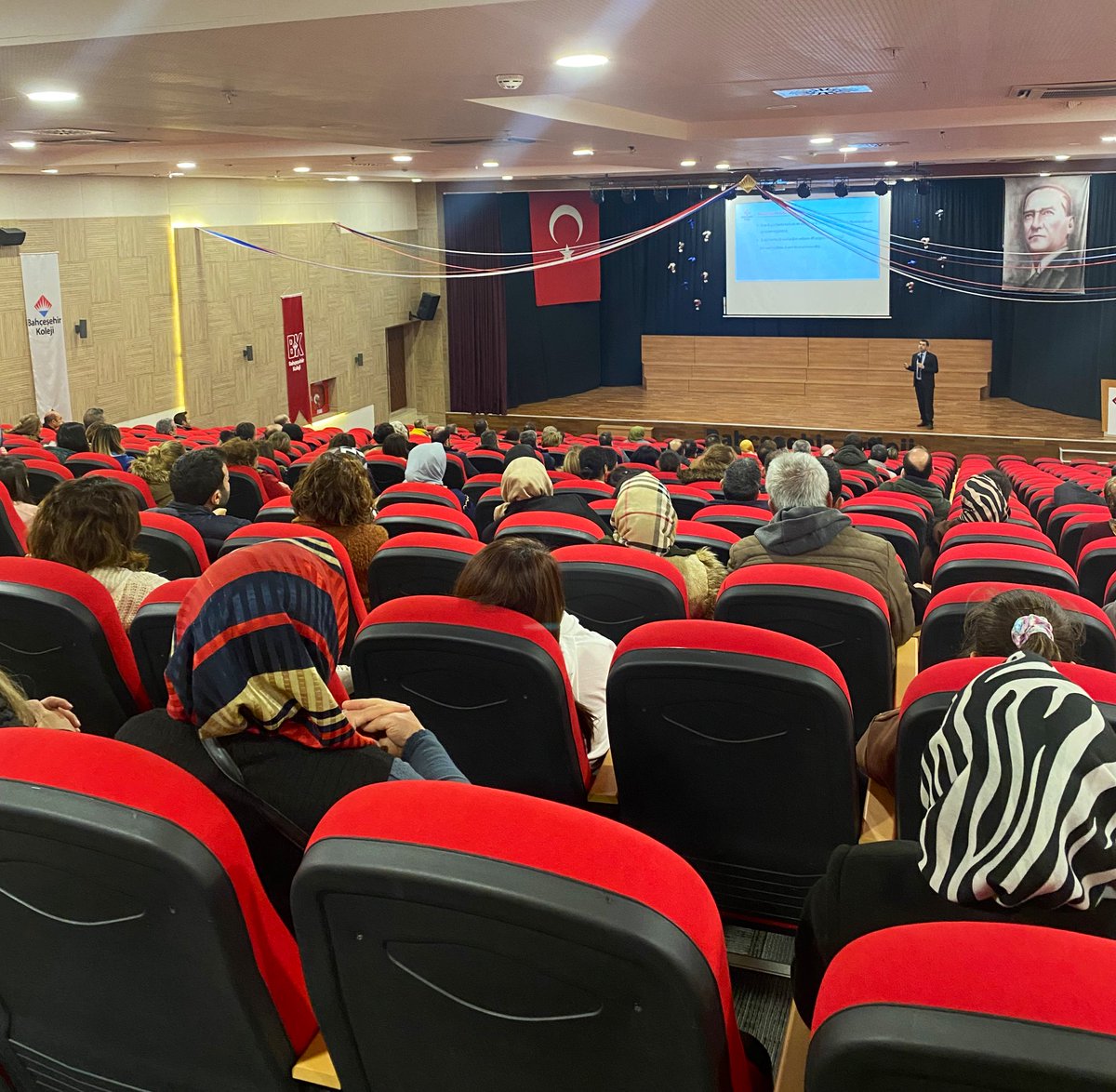 BahcesehirGA's tweet photo. Bahçeşehir Koleji Okula Kabul Sınavı sürerken, İlköğretim Müdürümüz Süleyman SÜRMELİHİNDİ veli adaylarına eğitim sistemimiz ile ilgili bilgilendirme sunumunu gerçekleştirdi. 

#TercihinGeleceğinOlsun https://t.co/7hor2o0CPx