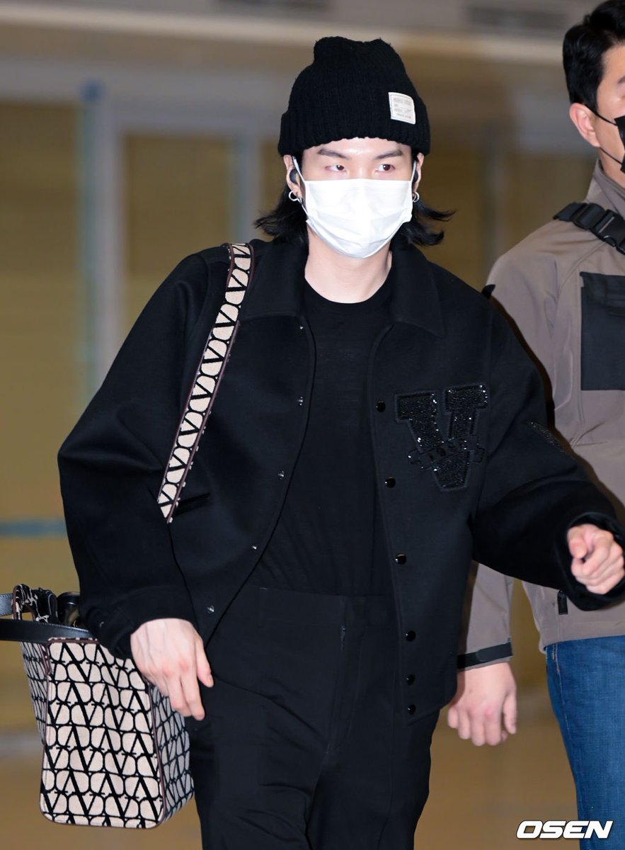 BTS PICS FOLDER 📁 on X: [📸 PHOTOS] #SUGA has arrived at the Incheon  Airport departure to Paris.. (4) [source: k-media]   / X