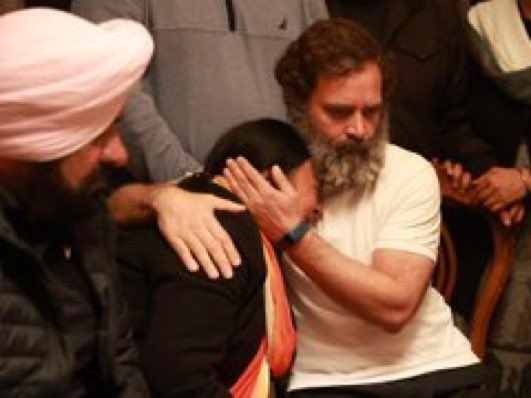 itsmeKNR's tweet photo. Shri. @RahulGandhi Ji, met the family of party Congress MP Santokh Singh Chaudhary &amp; paid him last respects in Jalandhar.

The MP died after collapsing while walking during the #BharatJodoYatra in Ludhiana. https://t.co/4n7MPq93HQ