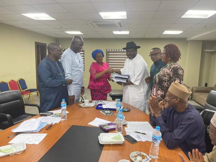 Destinyonyebike's tweet photo. NDDC Board Chairman, Lauretta Onochie, Receives Adhoc Committee On Transition Report
The NDDC Governing Board's Adhoc Committee On Transition Submitted It's Report To The Board Chairman, @Laurestar At The @NDDCOnline Headquarters In Port Harcourt.
#Progressive_Mindset https://t.co/19JPQlwfAO