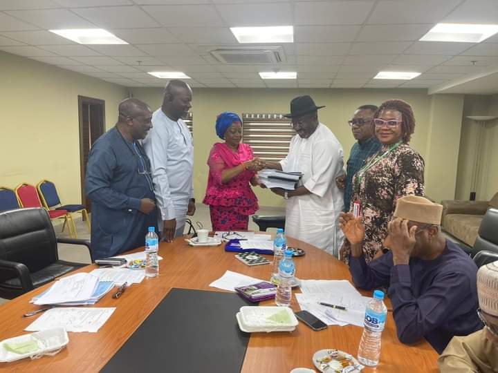 Destinyonyebike's tweet photo. NDDC Board Chairman, Lauretta Onochie, Receives Adhoc Committee On Transition Report
The NDDC Governing Board's Adhoc Committee On Transition Submitted It's Report To The Board Chairman, @Laurestar At The @NDDCOnline Headquarters In Port Harcourt.
#Progressive_Mindset https://t.co/19JPQlwfAO