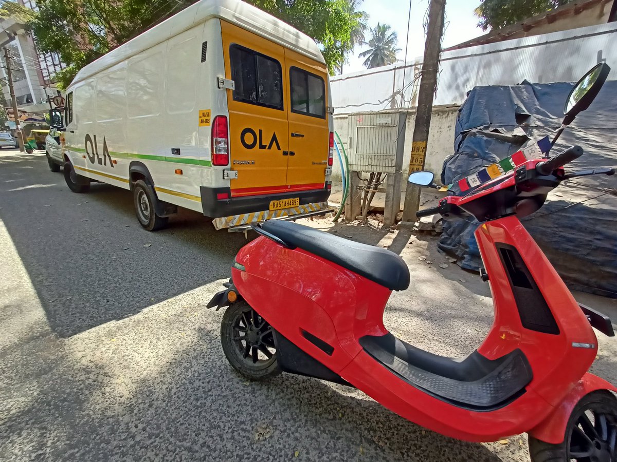 RahulAcharyaBH's tweet photo. My scooter had a couple of issues...I raised a complaint and here it is "Ola Ambulance" was here at my door step. They took 30 mins and fixed all those issues. Excellent work by the Ola service team. Thank you! 

@OlaElectric @bhash https://t.co/6sYW2lICGV
