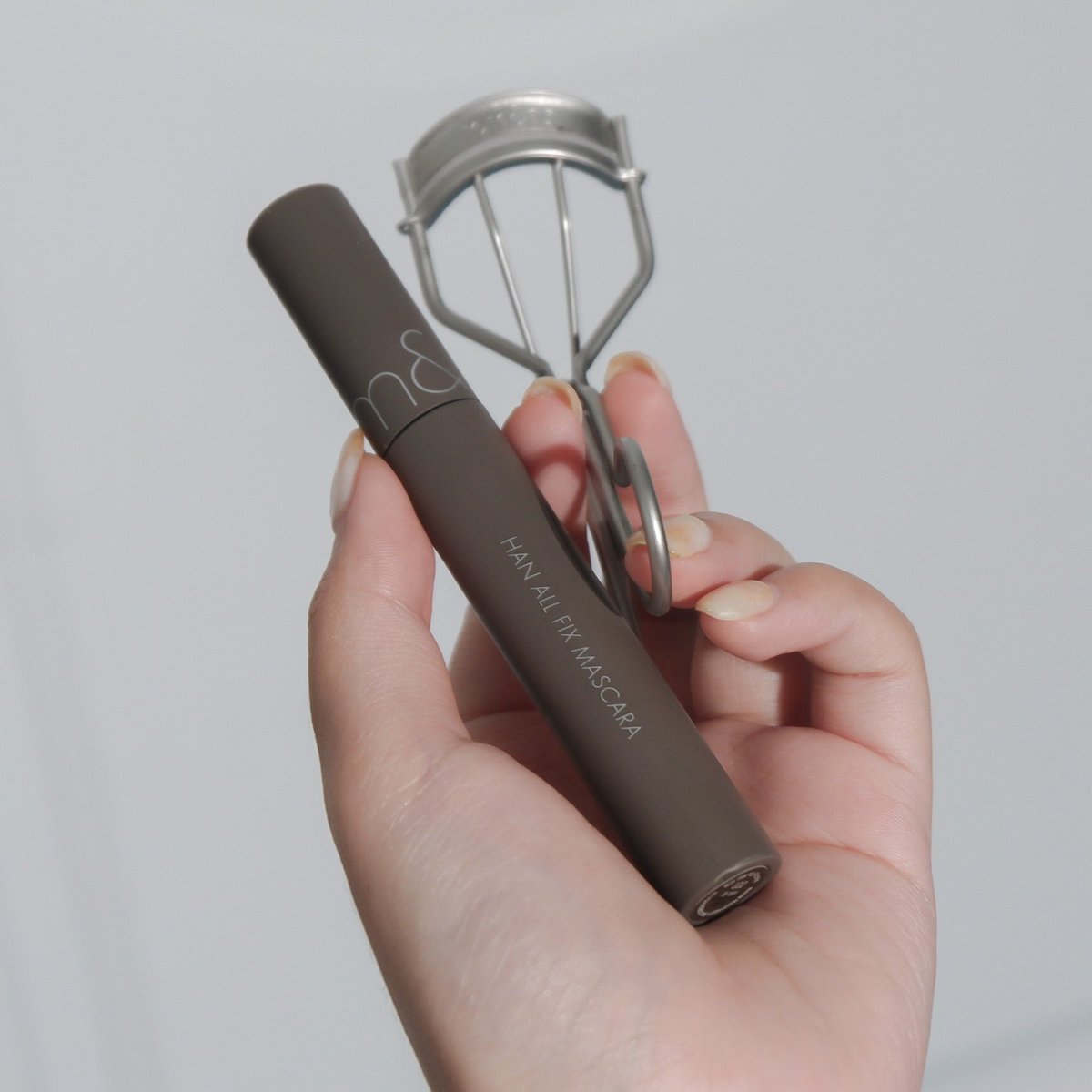 เกินคาดไปเยอะ ยังไม่ค่อยเห็นคนรีวิวที่ดัดขนตา + มาสคาร่าของ romand เลย แต่นางปังนะ🤏🏻✨ โดยเฉพาะที่ดัดขนตา งัดดี๊ดีอะ มาสคาร่าก็ทำให้ขนตาดูยาวเรียงสวยแบบธรรมชาติ ขนาดไม่ได้จับช่อนะ