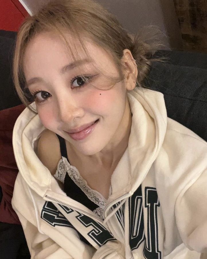 k1rbywon's tweet photo. oh sooyoung... i'm so so sorry you're going through this i wish it was different, i can't bear the thought of you feeling helpless i love you so much n will keep fighting for you and the girls💌 #westandwithloona https://t.co/M5KHaK6hcq