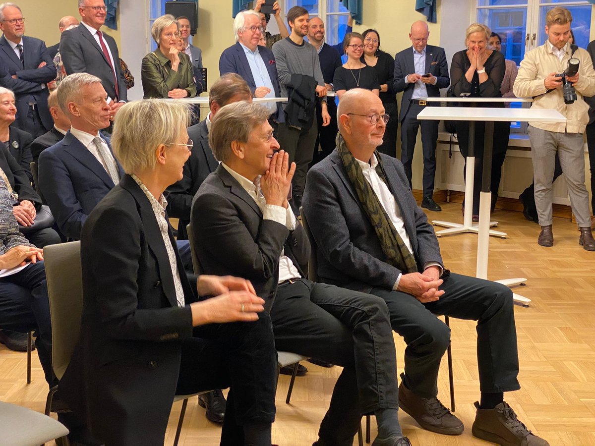 saxoonicus's tweet photo. Martti Koskenniemi @Intlaw_eci; bucked the usual convention of having a portrait of himself unveiled upon retirement as Professor @HelsinkiLaw; in the University of Helsinki. https://t.co/USIs5t4JAV