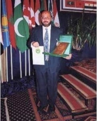 هذه صورة لي منذ عام 2001 بالقاهرة لحصولي على شهادة تقدير و درع من منظمة المدن والعواصم الأسلامية التابعة لمنظمة المؤتمر الأسلامي ومقرها جدة عن استخدام الطوب الأحمر الفخاري في البناء وتطوير العمارة العربية و الحرف اليدوية التقليدية.