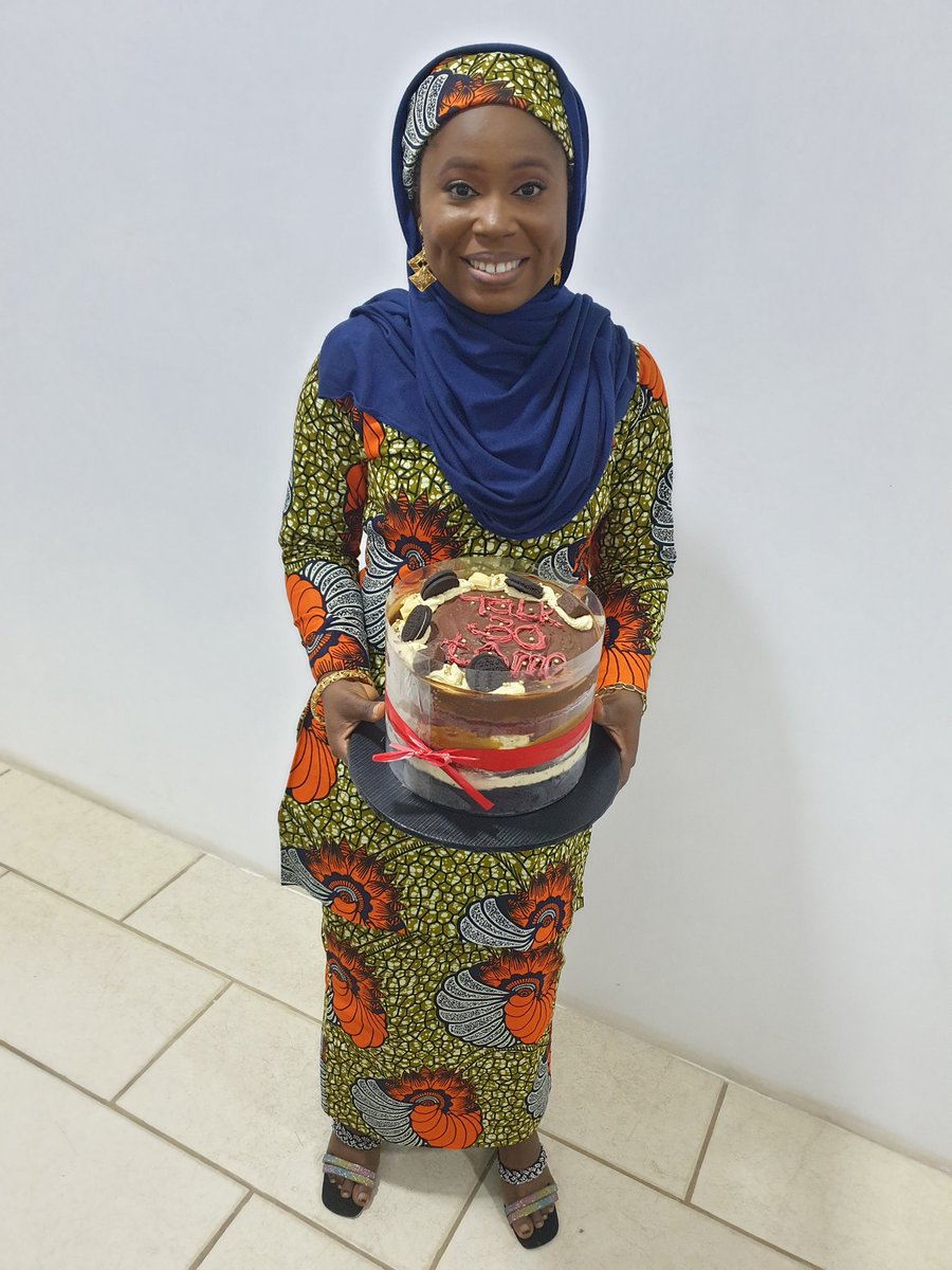 Omotawler's tweet photo. A beauty and her beautiful cake😍.

3 layers 8" Vanilla and Chocolate cake with Custard Caramel filling &amp; Chocolate ganache👌😋.

I make Birthday cakes too. Please send a DM if you need celebration cakes🙏.

Have a lovely weekend 😘 

#AbujaTwitterCommunity https://t.co/pLsUxo1jmr
