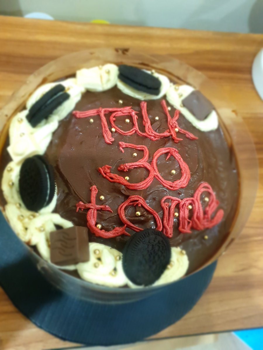 Omotawler's tweet photo. A beauty and her beautiful cake😍.

3 layers 8" Vanilla and Chocolate cake with Custard Caramel filling &amp; Chocolate ganache👌😋.

I make Birthday cakes too. Please send a DM if you need celebration cakes🙏.

Have a lovely weekend 😘 

#AbujaTwitterCommunity https://t.co/pLsUxo1jmr