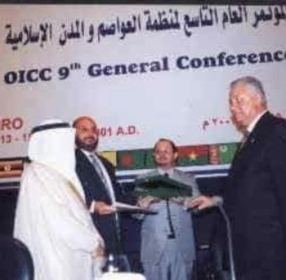 هذه صورة لي منذ عام 2001 بالقاهرة لحصولي على شهادة تقدير و درع من منظمة المدن والعواصم الأسلامية التابعة لمنظمة المؤتمر الأسلامي ومقرها جدة عن استخدام الطوب الأحمر الفخاري في البناء وتطوير العمارة العربية و الحرف اليدوية التقليدية.