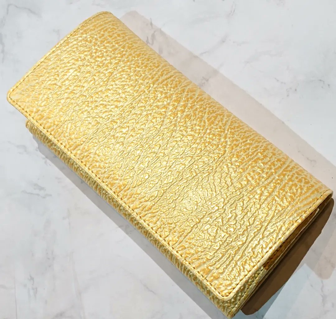 sharkskesennuma's tweet image. 【サメ革三つ折財布】
今年は金運大飛躍の年なのだそうですね✨

お客様からのご要望で、カード収納が充実した三つ折財布のパールイエローを作りました。

金運いっぱいの財布になりますように😊

sharksjapan.shopselect.net

#サメ革 #sharkskin #財布 #シャークス #気仙沼