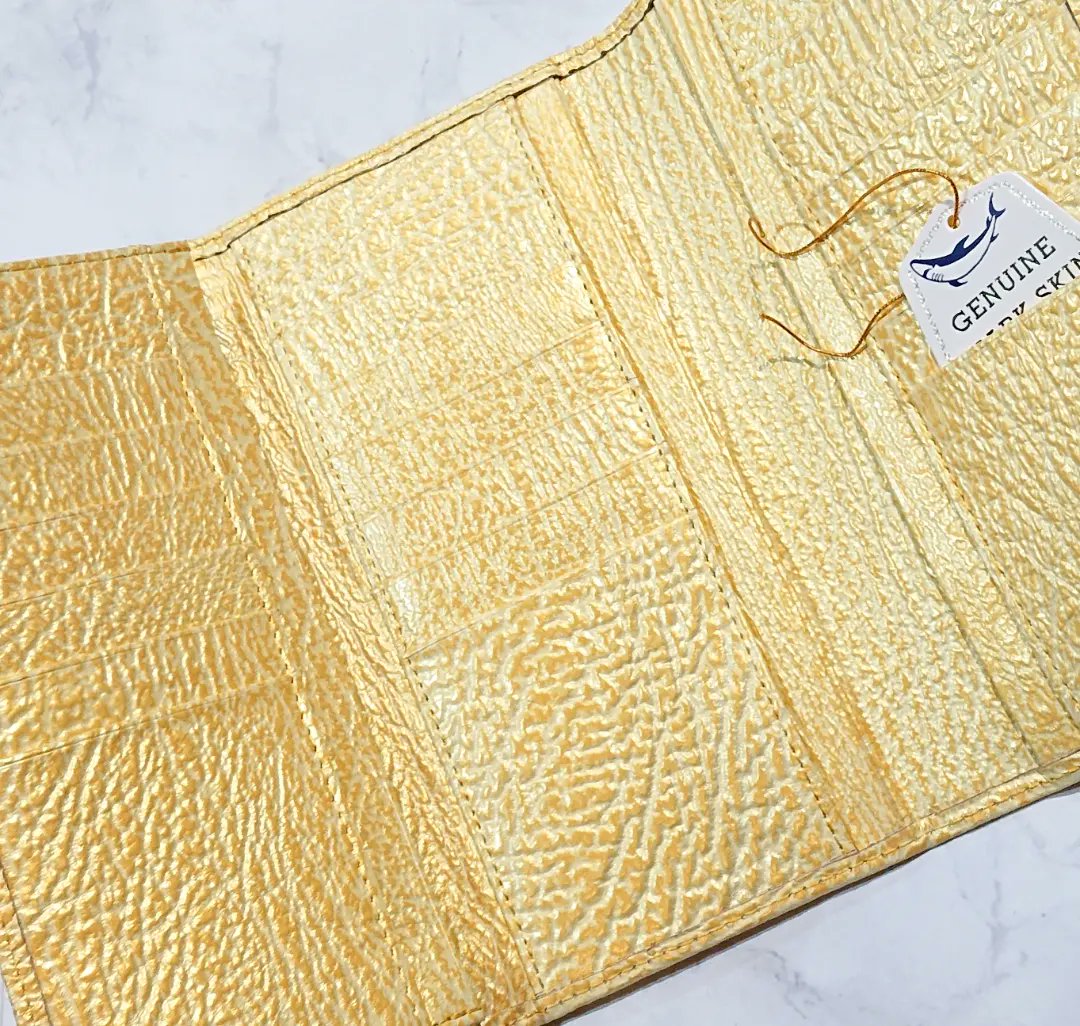 sharkskesennuma's tweet image. 【サメ革三つ折財布】
今年は金運大飛躍の年なのだそうですね✨

お客様からのご要望で、カード収納が充実した三つ折財布のパールイエローを作りました。

金運いっぱいの財布になりますように😊

sharksjapan.shopselect.net

#サメ革 #sharkskin #財布 #シャークス #気仙沼