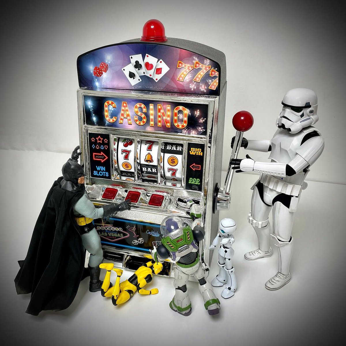 anthoatana's tweet photo. Casino 🎰, vont-ils croiser leur pote Jack ? #stormtrooper #starwars #disney #batman #dccomics #buzzlightyear #shfiguarts #drossel #testman #casino #jackpot #toy #toyphotography #toystory #toystagram #toyphotography #actionfigures https://t.co/ga05ewjhEw