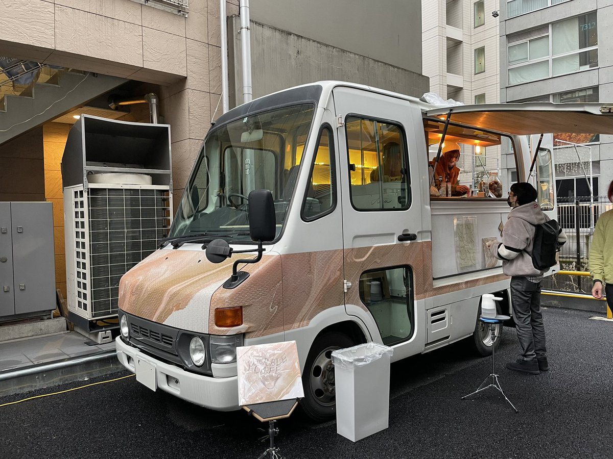 hiroc1105's tweet photo. 山内あいなさん、あみさん姉妹でOpenした『カフェバス』☕️行ってきました！
場所は渋谷駅から直ぐ！今日の夜もやってるそうですよー🤗
渋谷区渋谷3-17-3
@aina0703 #山内あいな #あいにゃん
@soisooi117 #サイサイてれび
にゃんたの絵本は置いてないみたい。🥲 https://t.co/k3H4rsKkWg
