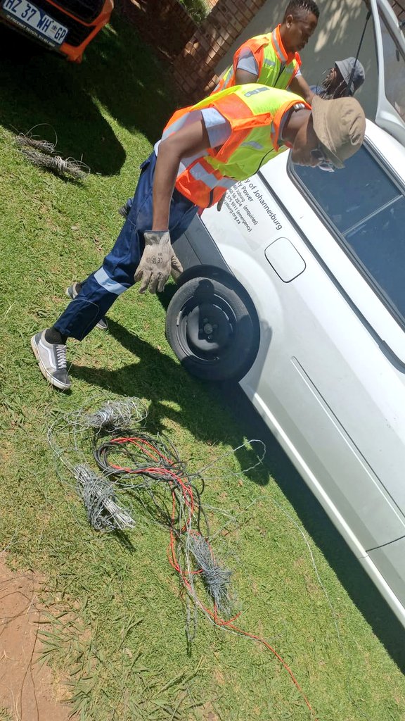 JoburgMPD's tweet photo. Collaboration is key in ensuring that Joburg is safe 24-7/365.

Multi-Disciplinary Illegal Electricity Connections Operation conducted by #JMPD officers &amp; @CityPowerJhb. Removing illegal connections in Ruimsig.

Lawlessness will not be tolerated
#BuyaMthetho https://t.co/G01z0p1mcZ