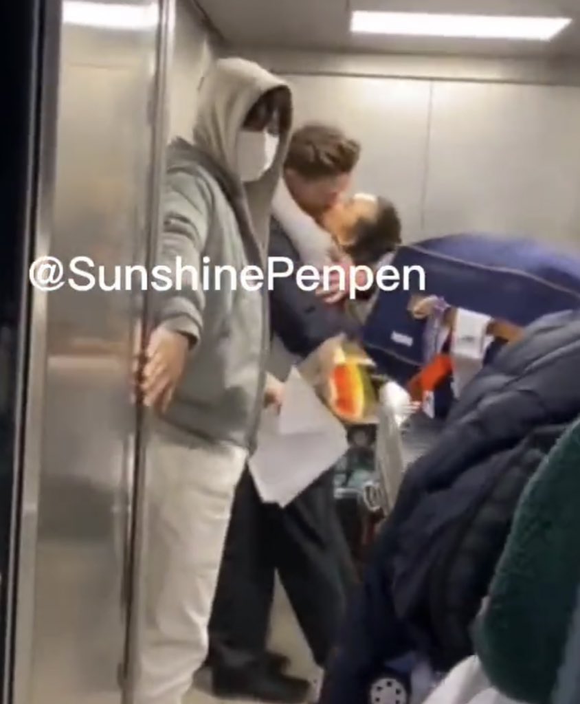 런던 도착해서 핫키스커플을 만나질않나
입국해서 길바닥에 슬리퍼를 줍질않나