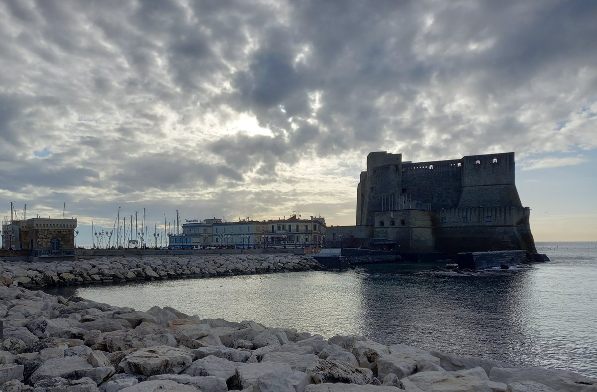 sansev974's tweet photo. #Napoli #lungomare #Santalucia da #ViaPartenope #BorgoMarinari #CastelDellOvo #nuvole ☁️ #clouds #nuages #nubes #облака #雲 #乌云 #Wolken #구름 #chmury #sky #skyphoto #skyphotography #skyclouds 👸 #14gennaio2023 https://t.co/7rpFDv0Zhj