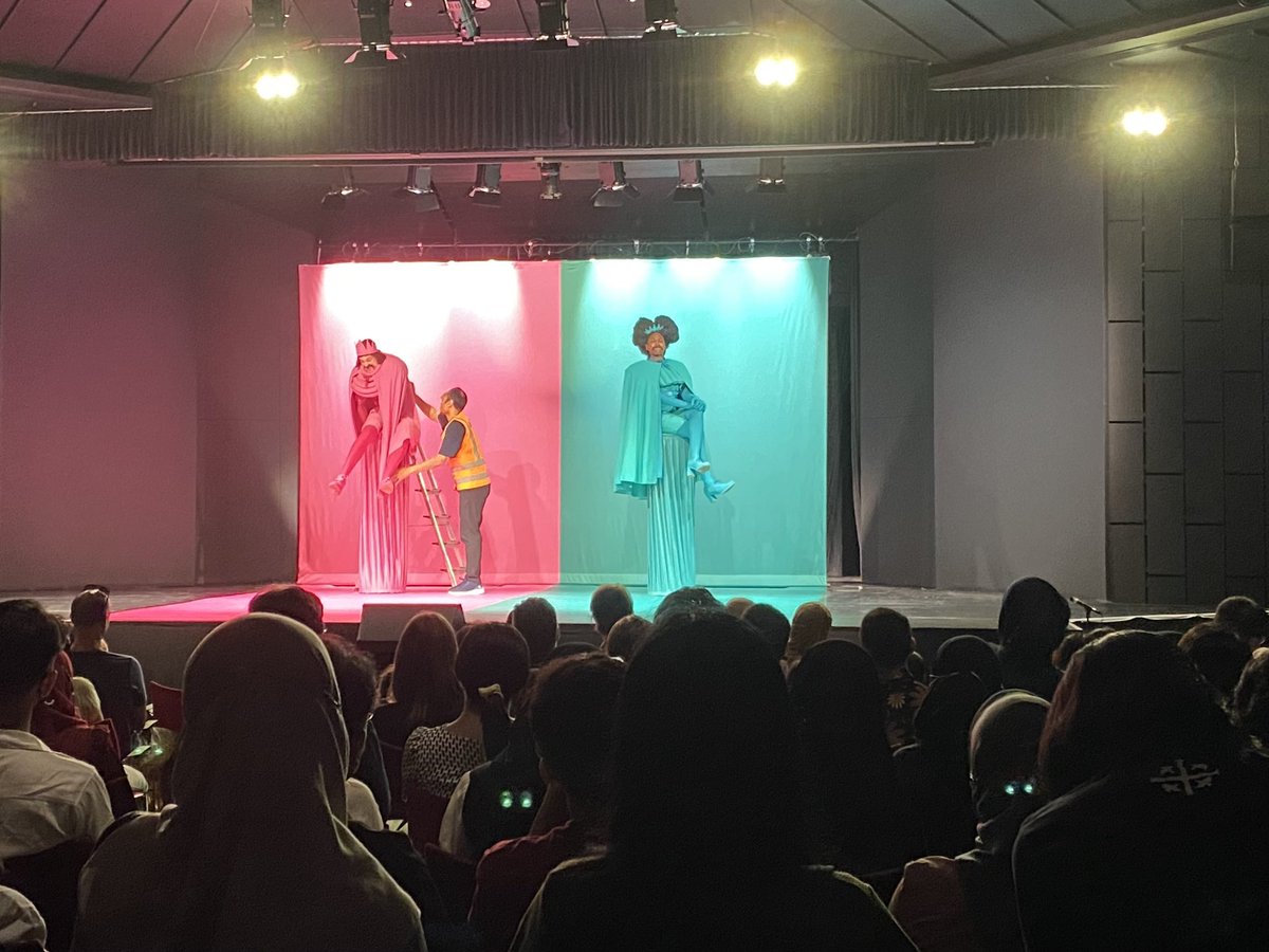 Wat een goeie voorstelling is dit #BullyBully van @tdMaas! Blij mee. Indonesisch publiek smult ervan, zingt, ademt en snift mee en rolt soms van de stoel van het lachen. 💪🏽 #krachtvantheater <a href="/ErasmusHuis/">Erasmus Huis Jakarta</a> <a href="/NLinIndonesia/">NL Embassy Indonesia</a>