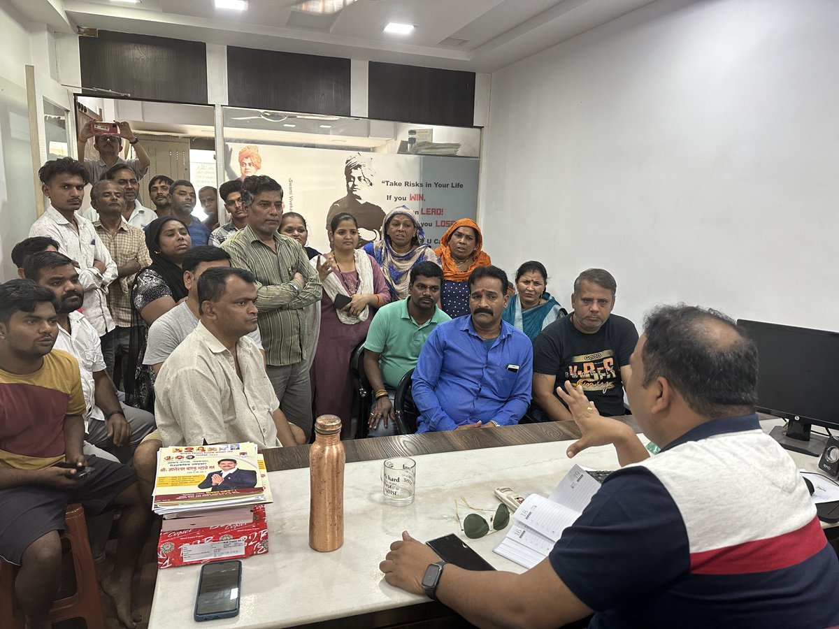 Kiran_Bhoir1979's tweet photo. रॉयल मार्केट सोसायटी माहिती वाडी येथील लोकांना त्यांच्या सोसायटीमधील समस्या ऐकून मार्ग काढत असताना  @Dev_Fadnavis  @cbawankule @BJP4Vasai_Virar @BJP4Maharashtra #vvcmc #achol https://t.co/SvV2mPhSXk