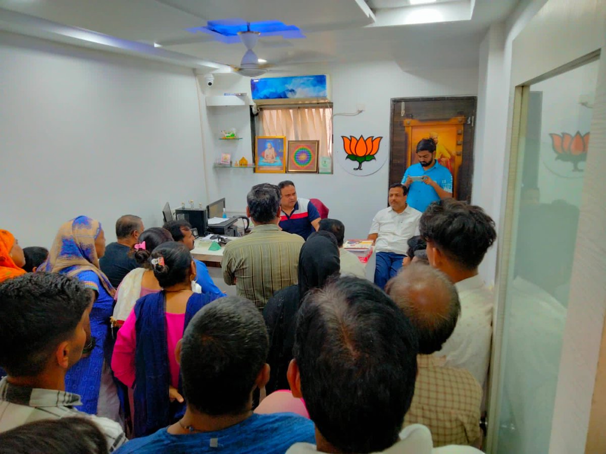 Kiran_Bhoir1979's tweet photo. रॉयल मार्केट सोसायटी माहिती वाडी येथील लोकांना त्यांच्या सोसायटीमधील समस्या ऐकून मार्ग काढत असताना  @Dev_Fadnavis  @cbawankule @BJP4Vasai_Virar @BJP4Maharashtra #vvcmc #achol https://t.co/SvV2mPhSXk