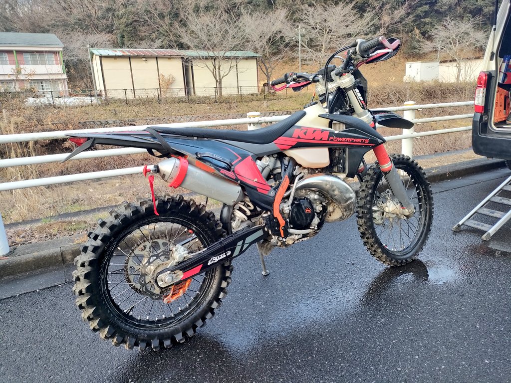 NKmoto256's tweet photo. 知らないバイクがトランポに乗ってたので洗車してセットアップしてやったらうちの子になるって言ってたのでお迎えした
#150EXCtpi https://t.co/hgv7ZO1ccI