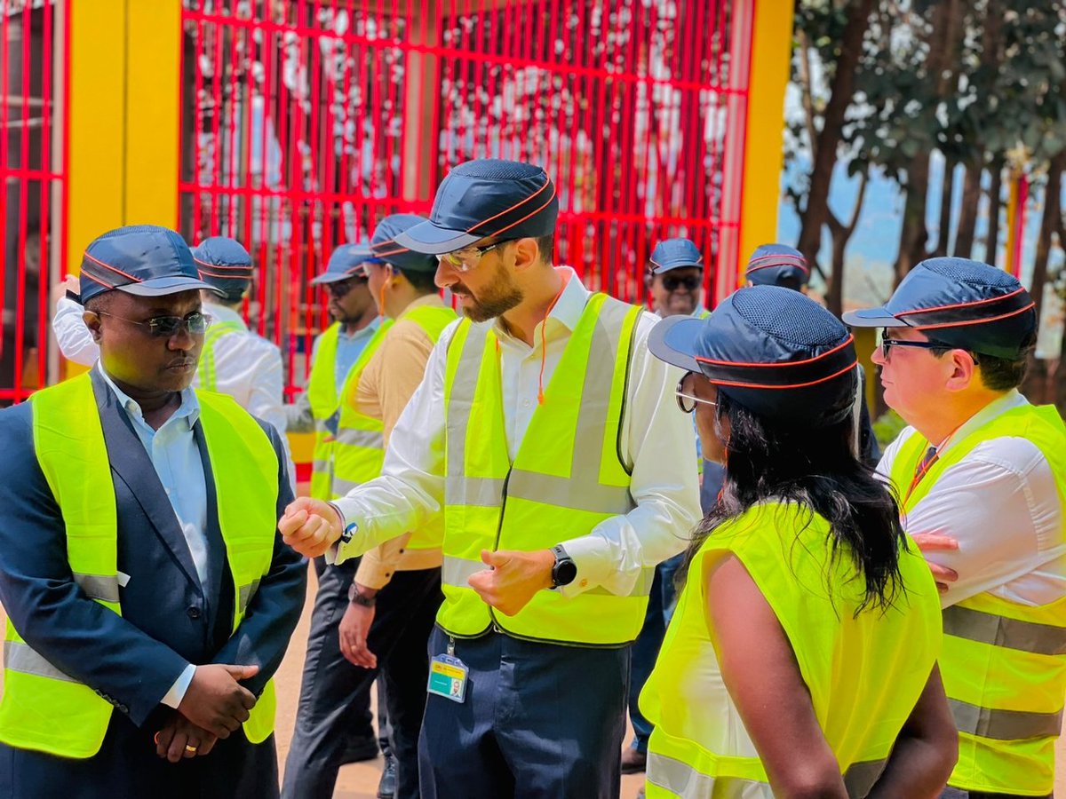 BelgiumRwanda's tweet photo. Visit to SKOL brewery in Kigali with Minister of Trade and Industry. Largest 🇧🇪 investment in 🇷🇼. Impressive annual growth and job creation and, of course, a great product! @RwandaTrade https://t.co/NRwTmnJsR3