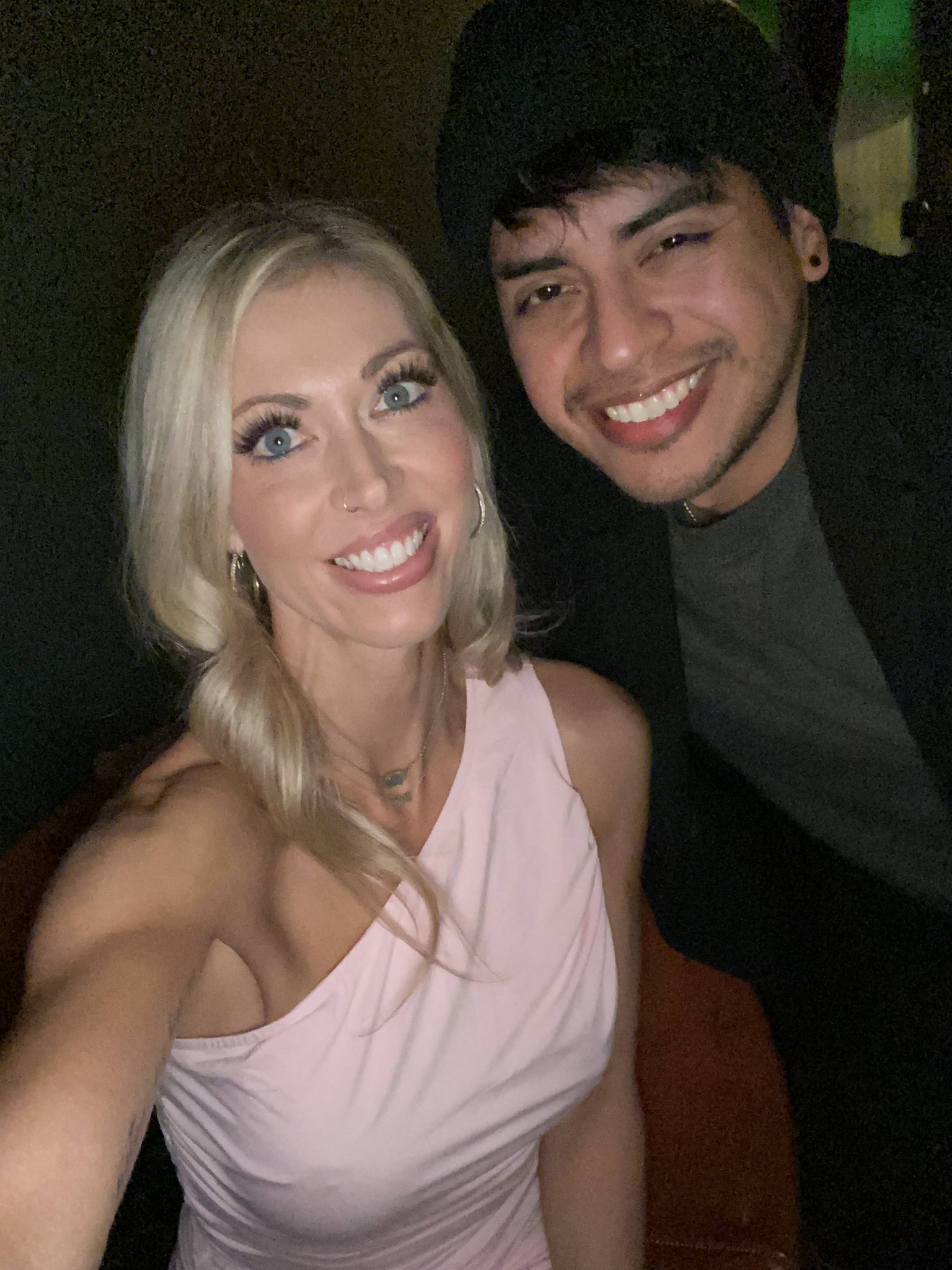 TW Pornstars Holly Hotwife Top 0.06 . Twitter. Met a fan while out