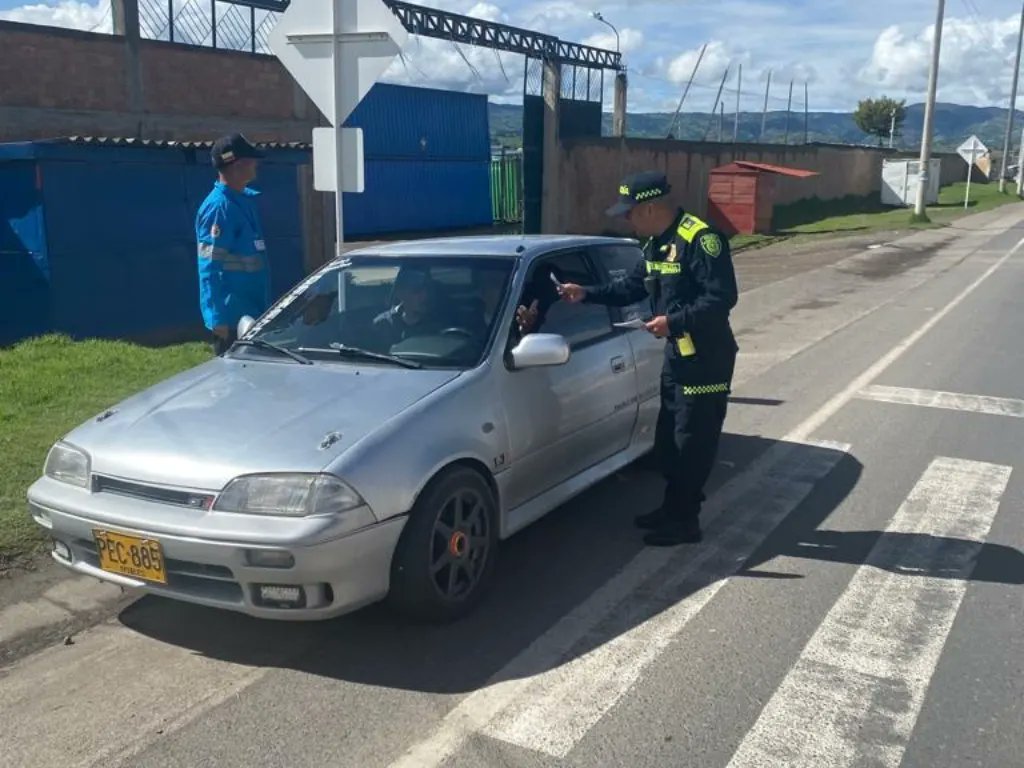 PrinVerdeOlivaP's tweet image. Nuestros 👮🏼‍♀️👮🏻‍♂️ #Preci #Ipiales realizan campaña de sensibilizacion, por medio de la entrega de volantes y charlas se dio a conocer a los conductores sobre los factores que los delincuentes aprovechan para llevar a cabo su actuar delictivo #ConstruirConvivencia