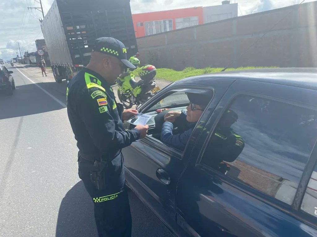PrinVerdeOlivaP's tweet image. Nuestros 👮🏼‍♀️👮🏻‍♂️ #Preci #Ipiales realizan campaña de sensibilizacion, por medio de la entrega de volantes y charlas se dio a conocer a los conductores sobre los factores que los delincuentes aprovechan para llevar a cabo su actuar delictivo #ConstruirConvivencia