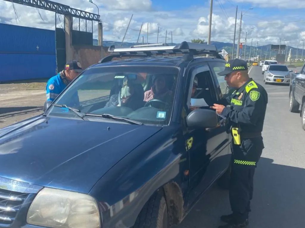PrinVerdeOlivaP's tweet image. Nuestros 👮🏼‍♀️👮🏻‍♂️ #Preci #Ipiales realizan campaña de sensibilizacion, por medio de la entrega de volantes y charlas se dio a conocer a los conductores sobre los factores que los delincuentes aprovechan para llevar a cabo su actuar delictivo #ConstruirConvivencia