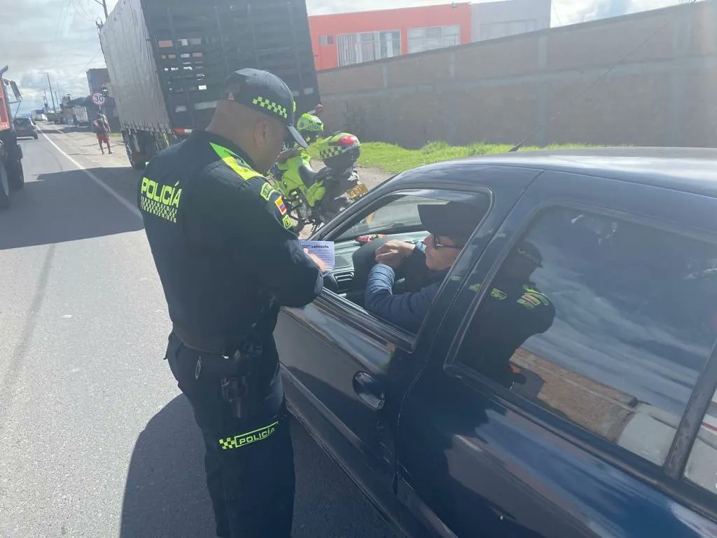 PrinVerdeOlivaP's tweet image. Nuestros 👮🏼‍♀️👮🏻‍♂️ #Preci #Ipiales realizan campaña de sensibilizacion, por medio de la entrega de volantes y charlas se dio a conocer a los conductores sobre los factores que los delincuentes aprovechan para llevar a cabo su actuar delictivo #ConstruirConvivencia