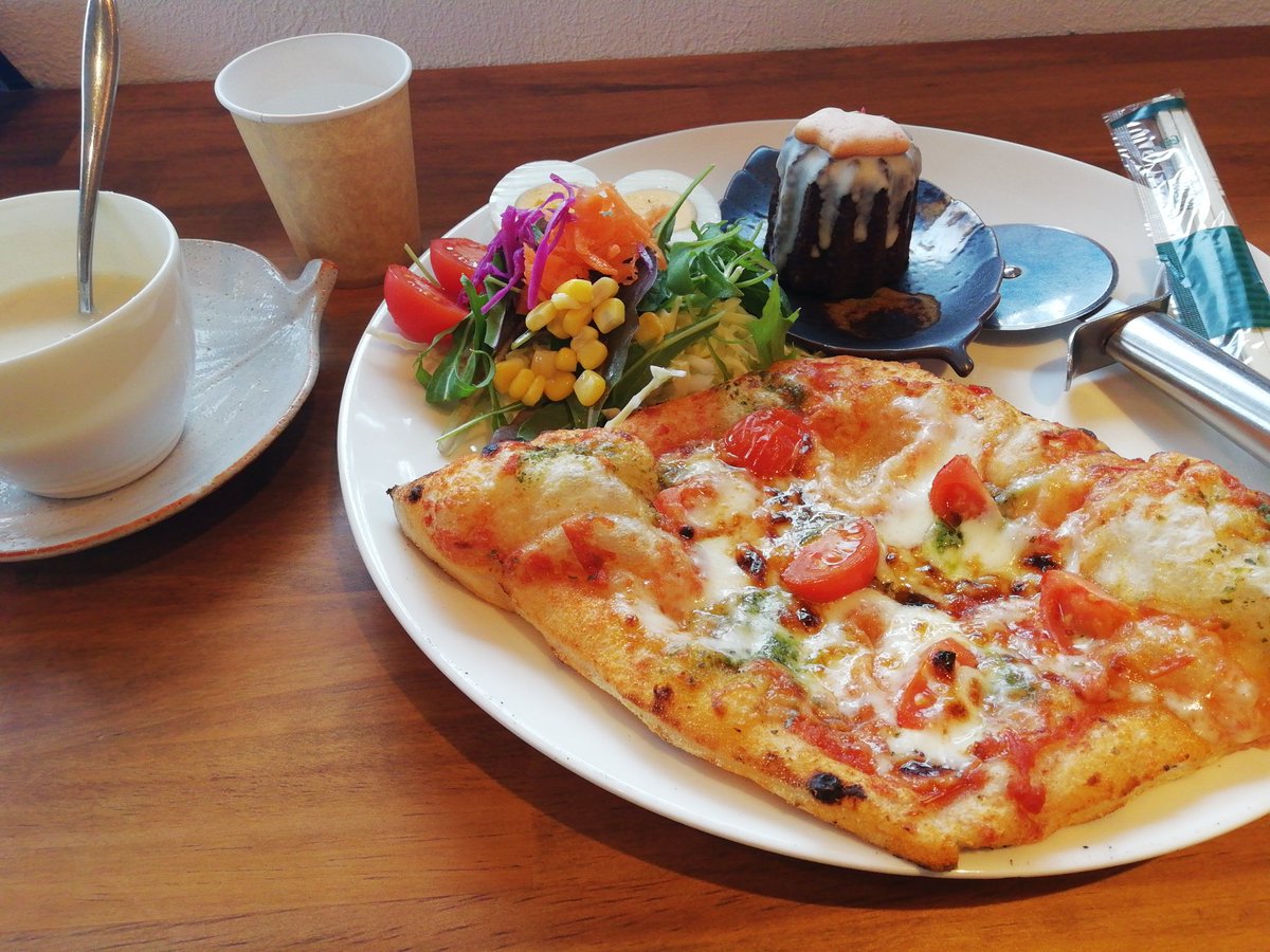 Pipopa19's tweet photo. 植木の #BlueReef でピザランチ大満足
モチモチのナポリ生地で食べごたえありすぎた💕
#ヴォルターズマルシェ の #阿蘇天然アイス で食べたハニートーストがあまりに美味しかったんでお持ち帰りしてしまったわ https://t.co/oJoRONkVSs