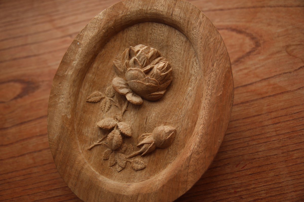 futharo's tweet photo. Carving Rosa Indica Automnalis

今回の彫刻はルデューテの薔薇図鑑のロサ　インディカ　アウトムナリス@です。
木はチャンチンです。
#薔薇　#バラ　#roae #rosa https://t.co/qgVllfo6aJ