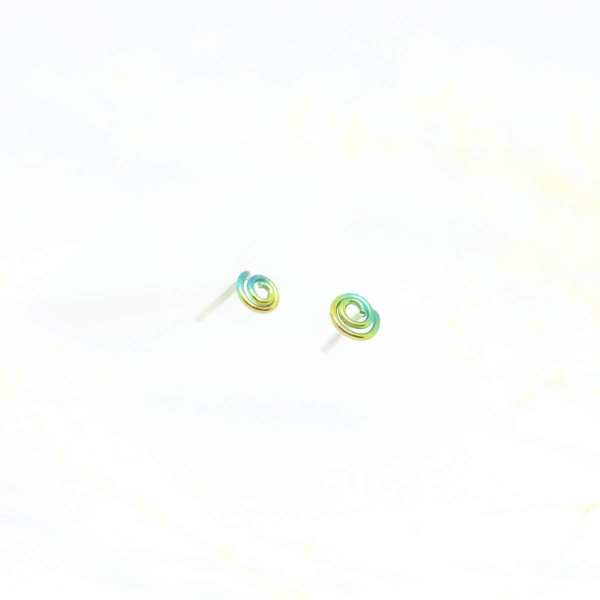 くるっと巻かれた蔦のような形と、植物を連想させる瑞々しい色合い。

※発色は手作業のため全く同じ色合いは二度とできません…！気になる方はお早めにどうぞ。

#チタンピアス #金属アレルギー対応 #ピアス好きと繋がりたい #ハンドメイドアクセサリー #プレゼント
asgeometry.thebase.in/items/66475899
