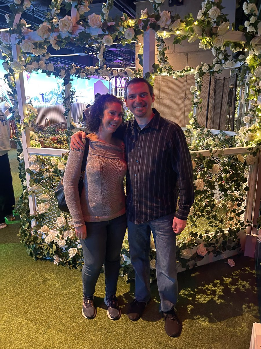 CurlySueChick19's tweet photo. Fun Friday night with @AnthonyFuria at @SwingersLDN! #minigolf #putput https://t.co/raPL8HguDU