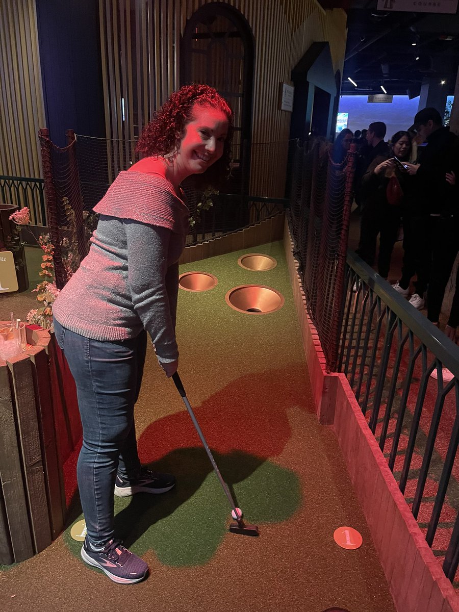 CurlySueChick19's tweet photo. Fun Friday night with @AnthonyFuria at @SwingersLDN! #minigolf #putput https://t.co/raPL8HguDU