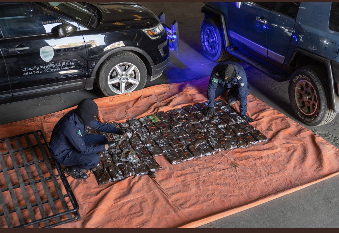 Customs_kuwait's tweet photo. الجمارك السعودية تحبط في منفذ الوديعة محاولة تهريب أكثر من 81 كيلوجراماً من مادة الحشيش المخدرة، وذلك بعد العثور عليها مُخبأة في إحدى المركبات القادمة إلى المملكة عبر المنفذ.
#الكويت #قطر #السعودية #الامارات #البحرين https://t.co/59ChkTAOvo
