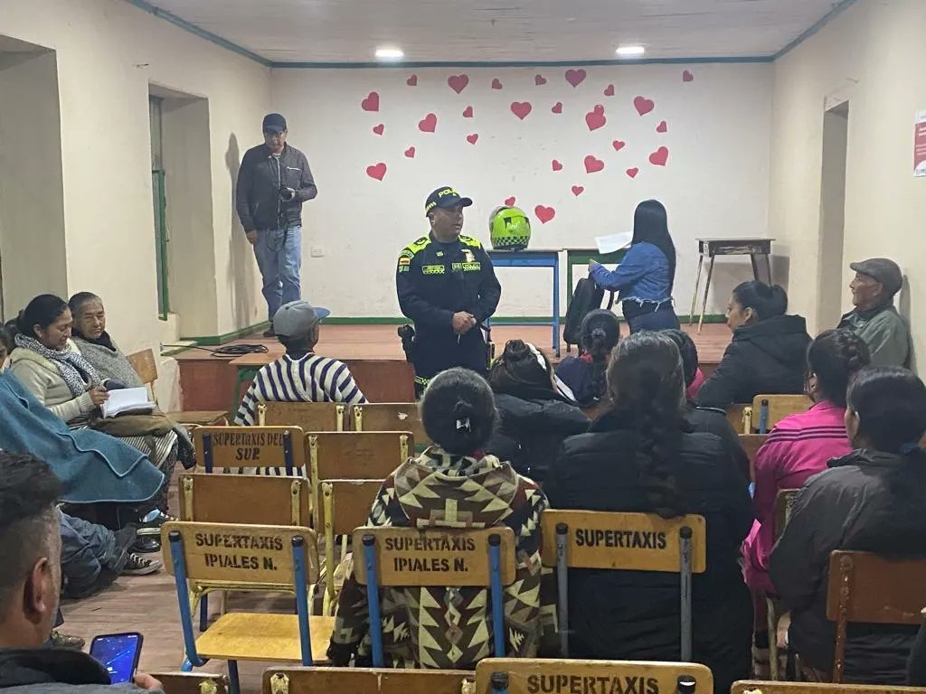 PrinVerdeOlivaP's tweet image. 👮🏼‍♀️👮🏻‍♂️ #PRECI y #SIPOL realizaron frente de seguridad en el barrio la Pradera, donde se abordaron temas de seguridad y de esta manera se realizo un analisis de las estrategias implementadas anteriormente y el impacto que han tenido dentro de la comunidad
#ConstruirConvivencia