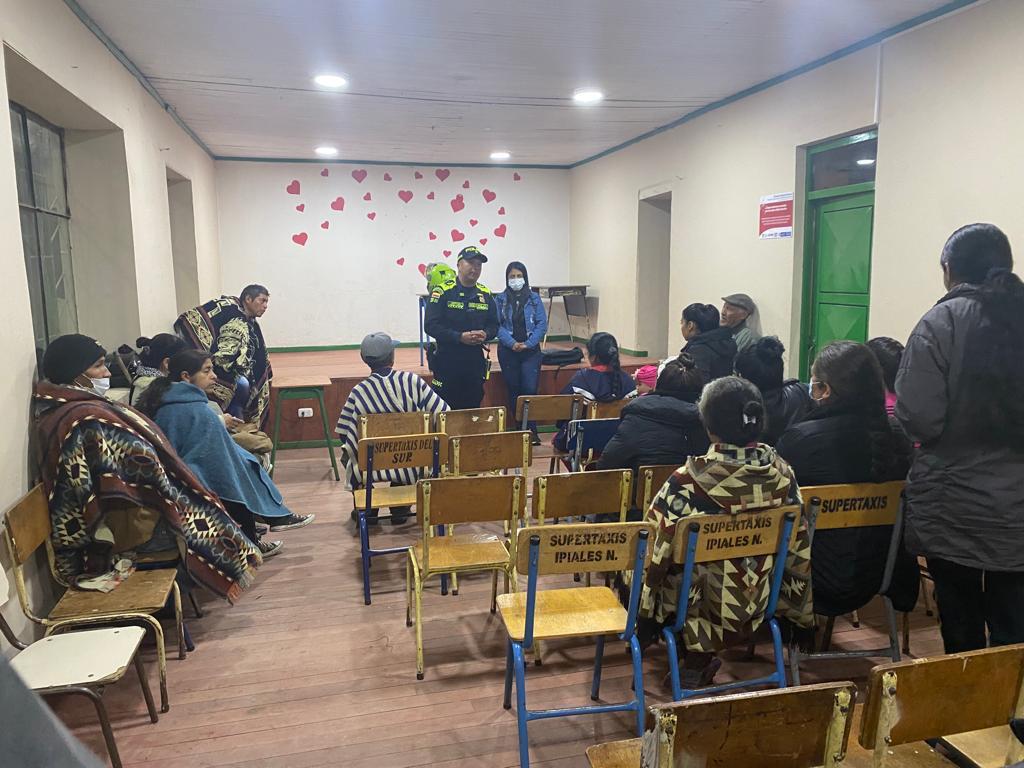 PrinVerdeOlivaP's tweet image. 👮🏼‍♀️👮🏻‍♂️ #PRECI y #SIPOL realizaron frente de seguridad en el barrio la Pradera, donde se abordaron temas de seguridad y de esta manera se realizo un analisis de las estrategias implementadas anteriormente y el impacto que han tenido dentro de la comunidad
#ConstruirConvivencia