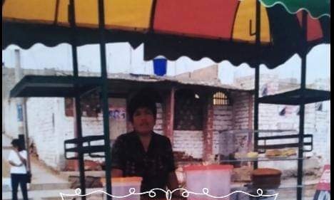 kguillenp03's tweet photo. Me dijeron: Que vas a saber tú si tienes una vida privilegiada?
 🙃
Aquí mi mamá ambulante trabajando. Logró sacarnos adelante a mi hermano y a mi. No tuvo ningún bono ni estuvo en ningún programa social. A puro trabajo, y sí se pudo. https://t.co/I3Oc9jZqTt