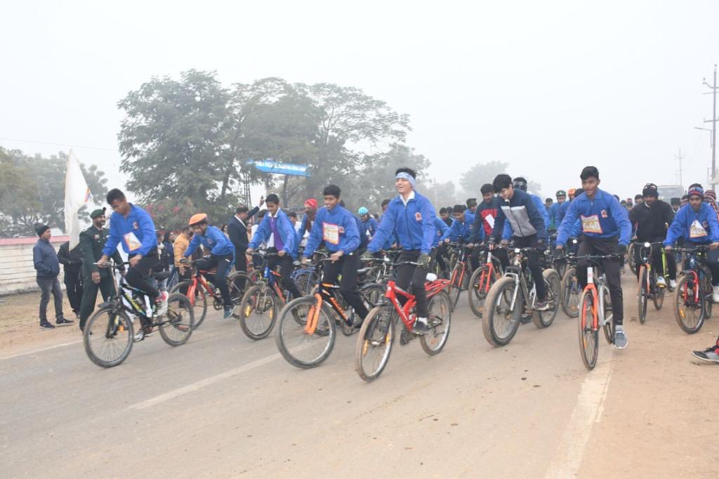 IaSouthern's tweet photo. As prelude to #ArmyDay 2023 #ShahbaazDivision organised various events in conjunction with Students of APS. A Cyclothon was organised by APS #Gwalior & APS #Saugor paid visit to the War Memorial to pay homage to the Martyrs
#HarKaamDeshKeNaam
@adgpi
#SudarshanChakraCorps https://t.co/etLJGsycZJ